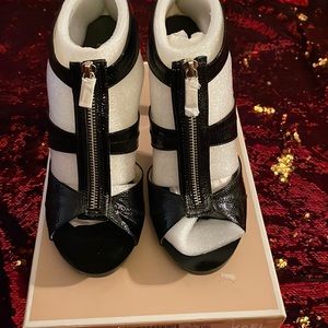 Brand New Michael Kors Berkeley T Strap Patent Leather Heels size 10